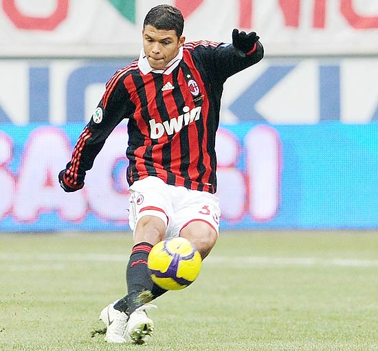 Thiago Silva chuta bola durante jogo do Milan contra o Siena