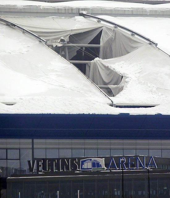 Parte do teto do estdio do Schalke 04 cedeu por conta da neve