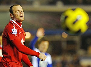 Wayne Rooney observa a bola no empate por 1 a 1 do Manchester United com o Birmingham