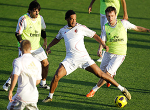 Ronaldinho (centro) treina com o Milan 