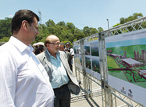 Kassab (esq.)observa projeto do Parque de Eventos Pirituba ao lado de Goldman