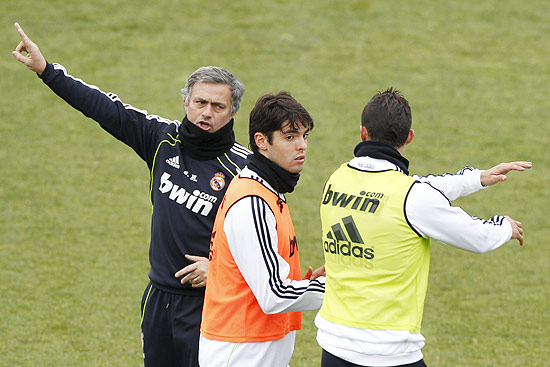 O tcnico Jos Mourinho gesticula com Kak e Cristiano Ronaldo (de costas) durante treino do Real Madrid