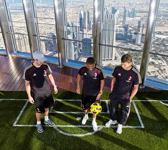 Pato, Robinho e Thiago Silva brincam com a bola no edifcio mais alto do mundo