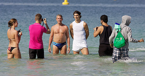 O sueco Zlatan Ibrahimovic posa para foto com fs dentro do mar, em Dubai