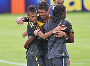 Neymar (esq.)  abraado por Diego Maurcio (centro) e Casemiro (dir.) aps marcar o primeiro gol