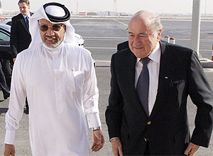 Mohamed Bin Hammam (esq) e Blatter (dir)