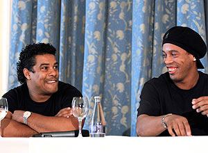 Ronaldinho (dir.) e o irmão e agente Roberto Assis (esq.)