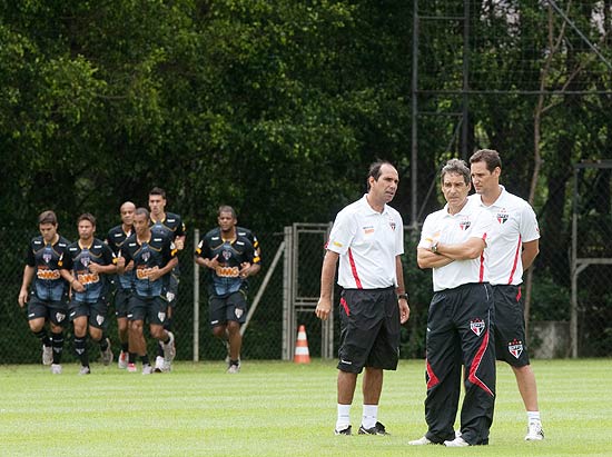 O técnico Paulo César Carpegiani observa treino do São Paulo no CCT da Barra Funda