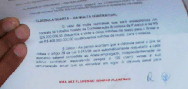 Imagem ampliada de parte do contrato de Ronaldinho com o Flamengo, já com a rúbrica do atacante; clique na imagem e veja galeria