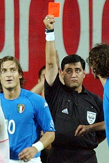 O rbitro Byron Moreno expulsa o italiano Totti no duelo com a Coreia do Sul