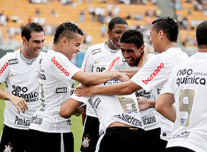 Roberto Carlos comemora gol olímpico com companheiros, no Pacaembu