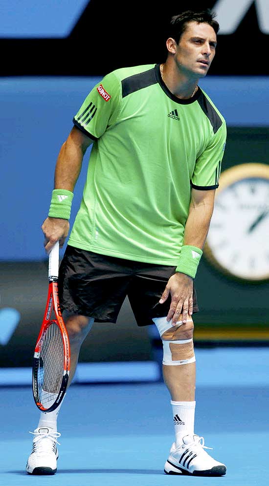 Marcos Daniel sente dores no joelho em partida contra Rafael Nadal, no Aberto da Austrália, em janeiro