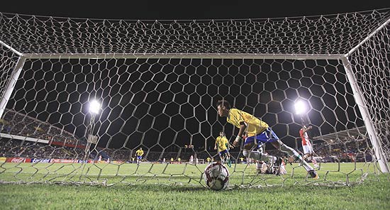 ORG XMIT: XFLL126 Brazil's Neymar Da Silva celebrates his goal against Paraguay in a U-20 South American Championship soccer game in Tacna, Peru, Monday Jan. 17, 2011. Brazil won 4-2. (AP Photo/Fernando Llano) 