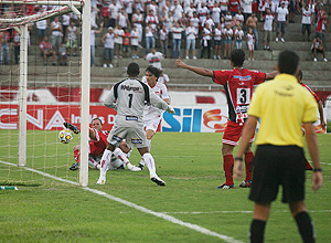 Lance do gol de Rodrigo Soares, o primeiro do empate entre Botafogo-SP e Noroeste