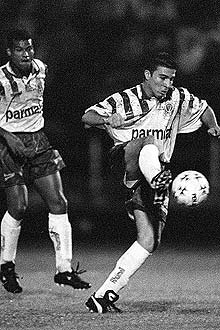 Luizo domina a bola observado por Muller no Palmeiras de 1996