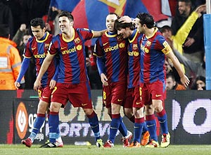 Jogadores do Barcelona comemoram goleada sobre o Almera, no Camp Nou