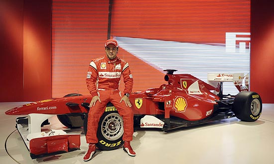 Massa posa sentado em cima da Ferrari F150, em Maranello; clique na imagem e veja galeria de fotos