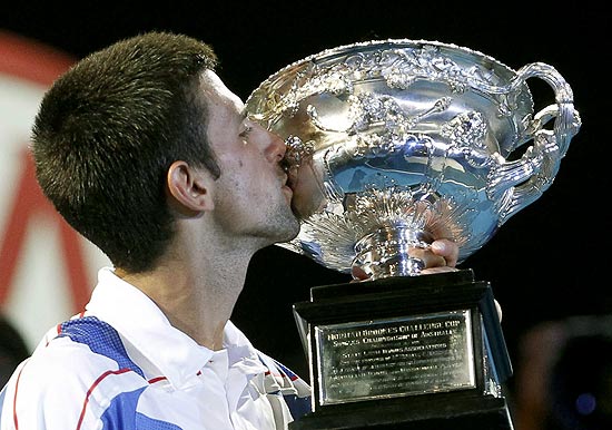Djokovic sagrou-se bicampeão do Aberto Austrália, repetindo conquista de 2008, ao bater Murray por 3 sets a 0, em 2011