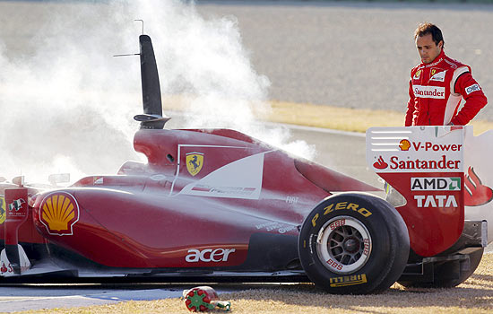 Felipe Massa v a fumaa sair de sua Ferrari durante treino no circuito Ricardo Tormo de Cheste, em Valncia (Espanha)