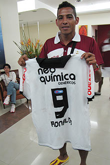 Medina mostra a camisa que ganhou de Ronaldo aps a vitria em Ibagu