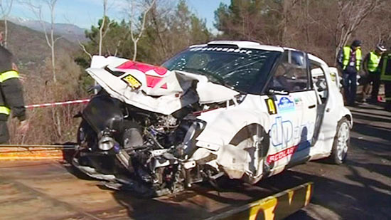 Estado do carro de Kubica aps o acidente numa prova de rali, perto de Gnova, mas em que o veculo bateu no muro de uma igreja