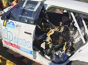O carro de rali guiado por Robert Kubica aps o acidente
