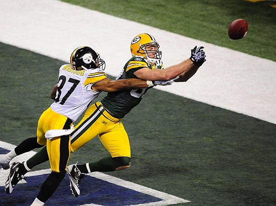 Jordy Nelson (dir.), jogador do Green Bay Packers, tenta ficar com a bola apos lanamento; o Green Bay foi campeo