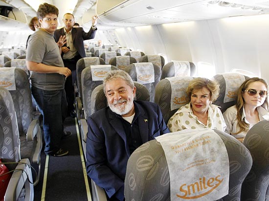 O ex-presidente Luiz Inácio Lula da Silva, ao lado da mulher Marisa Letícia, no avião