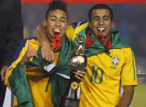 Neymar e Lucas comemoram o ttulo Sul-americano sub-20 aps goleada sobre o Uruguai