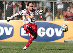 Rogerio Ceni cobra falta para marcar seu 98º gol na carreira