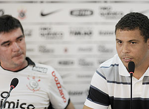 Ao lado de Andres Sanchez, Ronaldo anuncia sua aposentadoria do futebol
