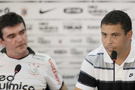 Ronaldo d entrevista ao lado do presidente do Corinthians, Andres Sanchez