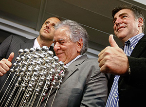 O presidente do São Paulo, Juvenal Juvêncio exibe a "Taça das Bolinhas" entre Rogério Ceni e Zetti