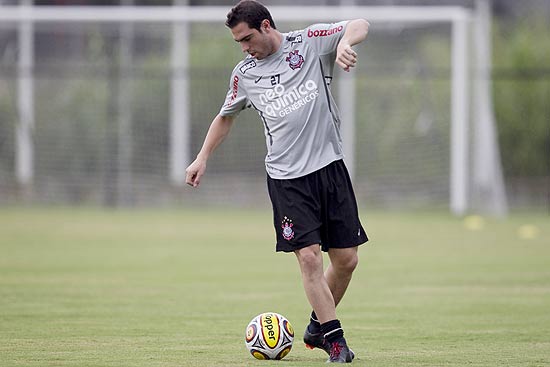 Bruno Csar toca na bola em treinamento do Corinthians 