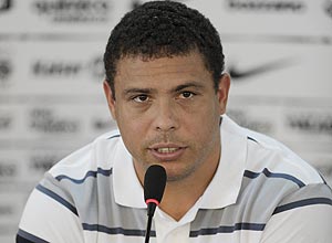 O ex-atacante Ronaldo d entrevista na sua despedida