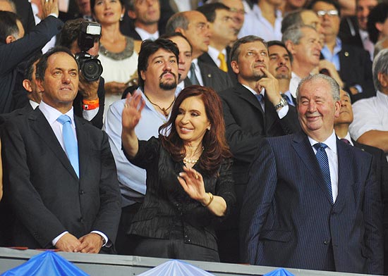 Cristina Kirchner (centro) gesticula ao lado de Julio Grondona (dir.) durante a inauguração do estádio Ciudad de La Plata em fevereiro