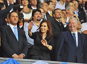 Cristina Kirchner (centro), ao lado de Julio Grondona (dir) 