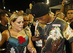 Suzana Vieira samba ao lado de Ronaldinho na Marqus de Sapuca