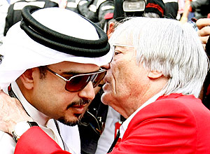 Bernie Ecclestone conversa com o prncipe do Bahrein, Salman Bin Hamad Al Khalifa, em abril de 2009