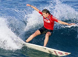 Surfe feminino - Current Association of Surfing Professionals world number eight Jacqueline Silva from Brazil surfs to clinch the Mr Price Pro title at Durban's North Beach, July 14, 2001. Silva defeated Australians Lynette Mackenzie, Amee Donohoe and Serena Brooke respectively in the final and pocketed $5000 in prize money. REUTERS/Pierre Tostee EDITORIAL USE ONLY