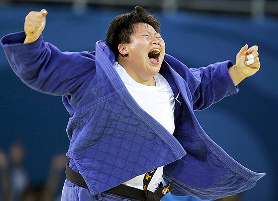 A judoca chinesa Wen Tong festeja vitória na Olimpíada-2008