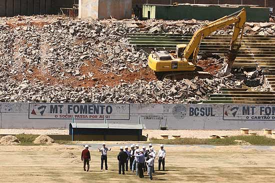 Integrantes do Comitê Local que organiza a Copa acompanham as obras de construção da Arena Multiuso Novo Verdão, em Cuiabá