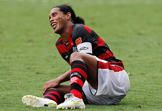 O atacante Ronaldinho lamenta chance perdida durante partida do Flamengo