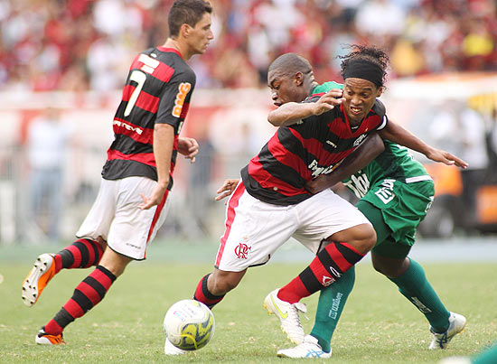 O atacante Ronaldinho disputa jogada contra rival do Boavista
