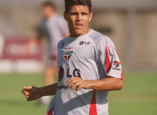 O atacante Rico treina pelo So Paulo, em 2003; jogador est h 5 anos no Bahrein