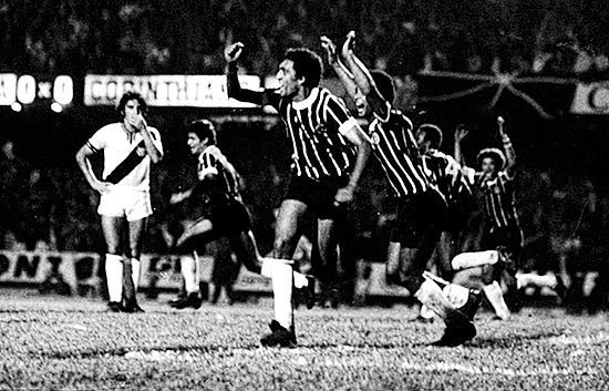 Basílio comemora gol marcado contra a Ponte Preta, em 1977, que deu título ao Corinthians após jejum de 23 anos