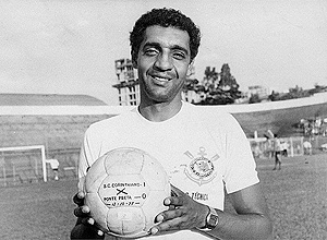 Baslio segura bola do ttulo do Corinthians contra a Ponte em 1977