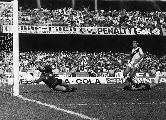 Palhinha marca de cabea o fol do Corinthians na final de 1979 contra a Ponte, no Morumi