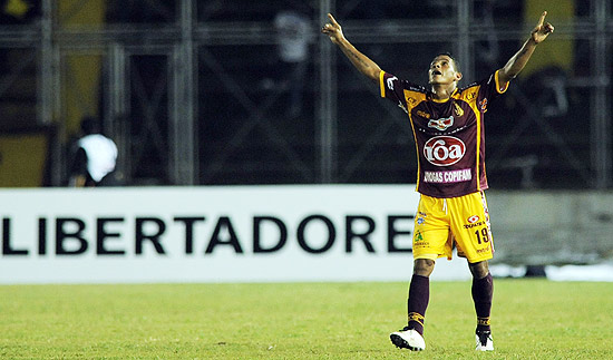 Medina comemora gol marcado contra o Corinthians na fase preliminar da Libertadores