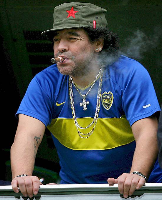 Ex-jogador Maradona fuma um charuto durante partida de futebol em Buenos Aires, na Argentina